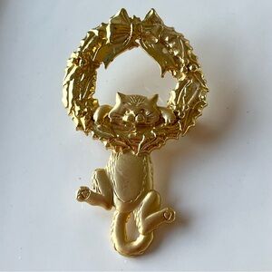 Vintage JJ Jonette Gold Tone Brooch Cat Hanging From A Christmas Wreath